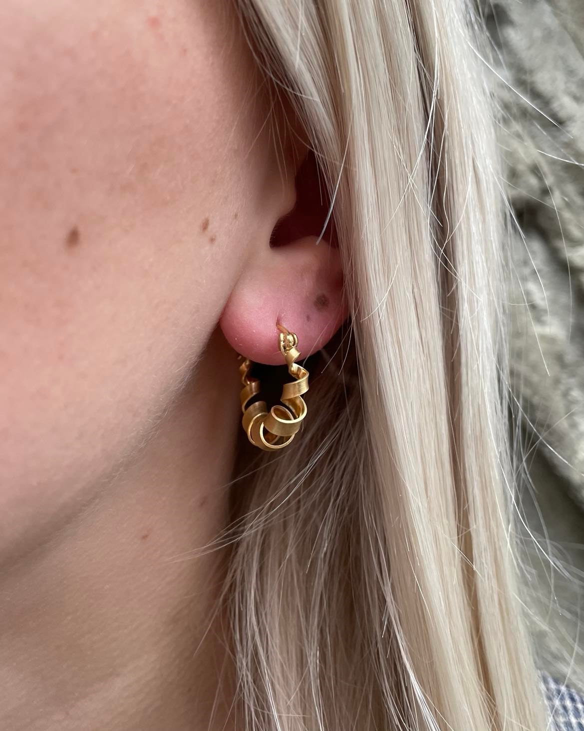 Jane Kønig Curly ørering JKSCHF18-G