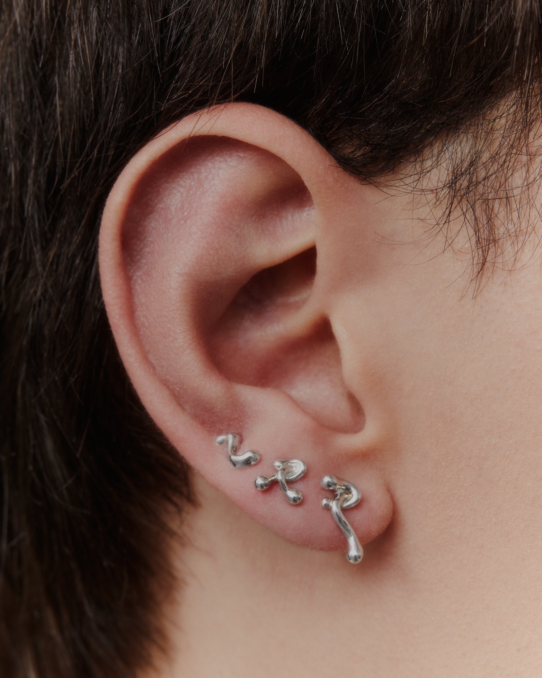 Maria Black Puff Ball ørering 100978AG